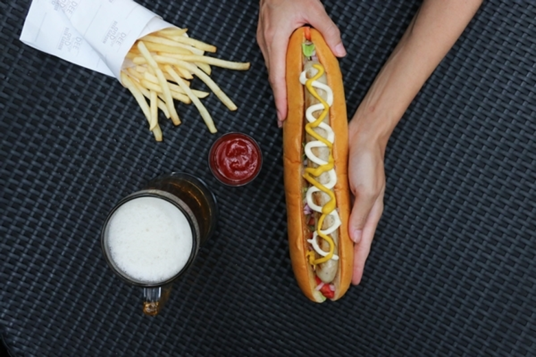 ดีเลาจน์และเบียร์การ์เด้น เปิดตัวฮอตดอกยาวสุดในเพลินจิต