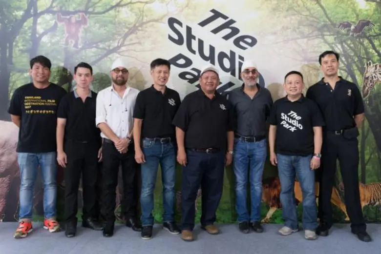 คุณภูมิชาย วัชรพงศ์ (ที่ 4 จากขวา ) ประธา...