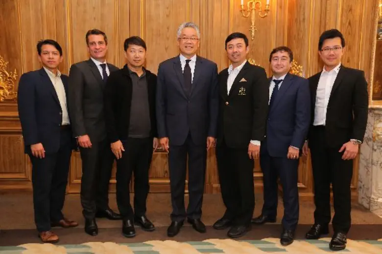 พิษณุ สุวรรณะชฎ (คนกลาง) เอกอัครราชทูตไทย...