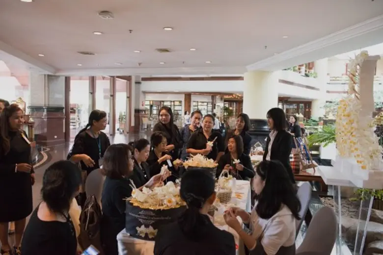 โรงแรมพูลแมน ขอนแก่นฯ ขอเชิญร่วมประดิษฐ์ดอกไม้จันทน์ ' ดอกดารารัตน์ ' ถวายในหลวงรัชกาลที่ ๙