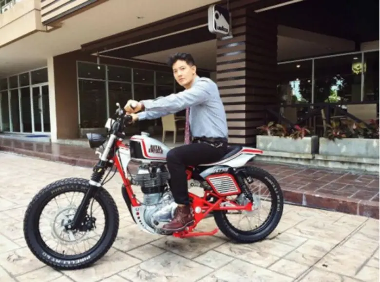 แอบส่อง “บิ๊กไบค์” คู่ใจ 10 ดาราชายไทย