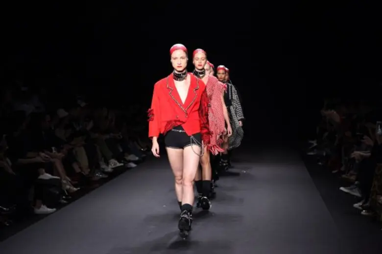 โมเดิร์นกว่าที่เคย!! กสอ. ดันเงินกู้กองทุนประชารัฐสู่อุตฯ แฟชั่น หวังดันมูลค่าอุตสาหกรรมเพิ่ม 30 %