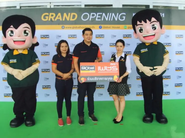 นายธีทัต ตั้งภูริ (กลาง) ผู้จัดการแผนกขายโมเดิร์นเท...