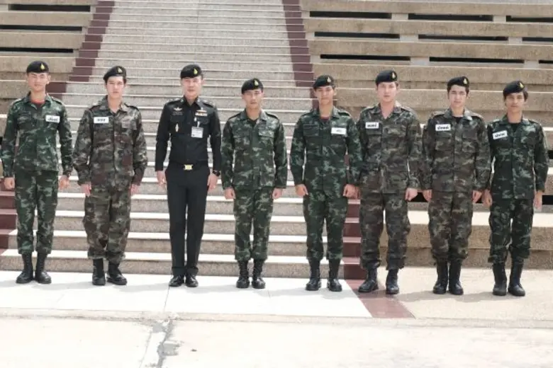 ได้โอกาสมาฝึกระเบียบกับพี่ๆ ทหารตัวจริงกั...