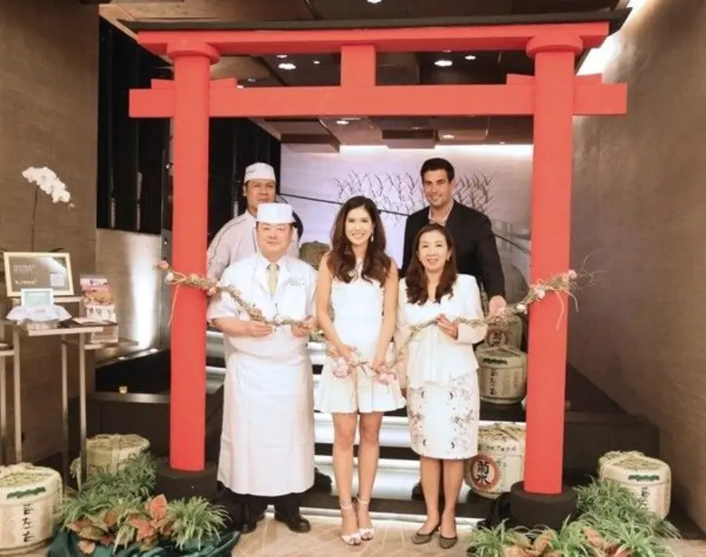 กฤชภร หอมบุญญาศักดิ์ (กลาง) นางสาวไทย คนท...