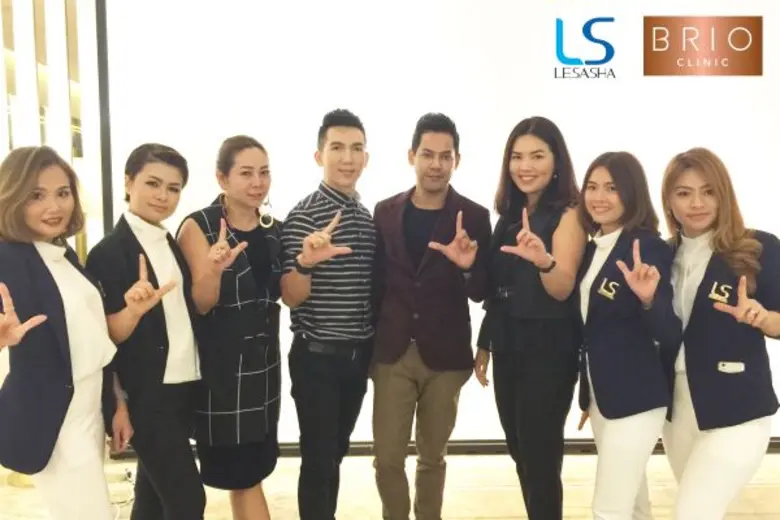 นางสาวปรินดา ต้นทองคำ และ นางสาวณิชชา จิร...