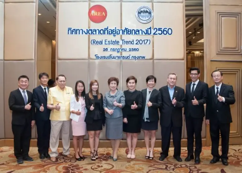 ดร.อาภา อรรถบูรณ์วงศ์( ที่ 6 จากซ้าย) ประ...