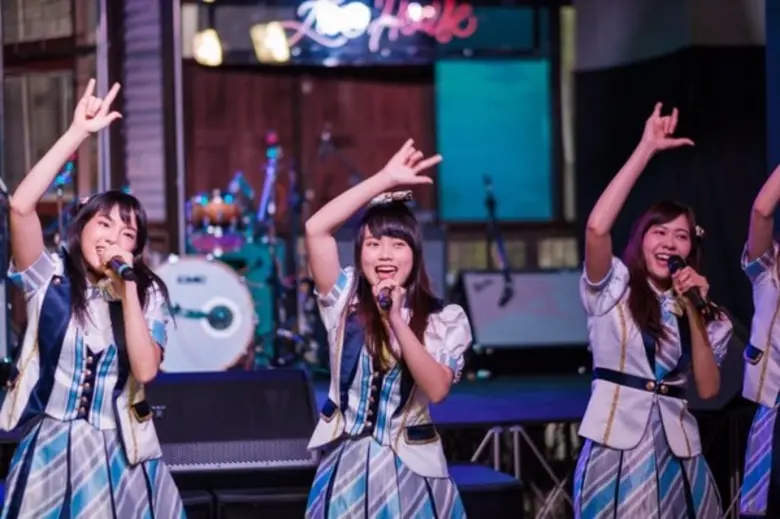 บรรยากาศ 6 ตัวแทนไอดอลสาว BNK48 นำโดย เจน...