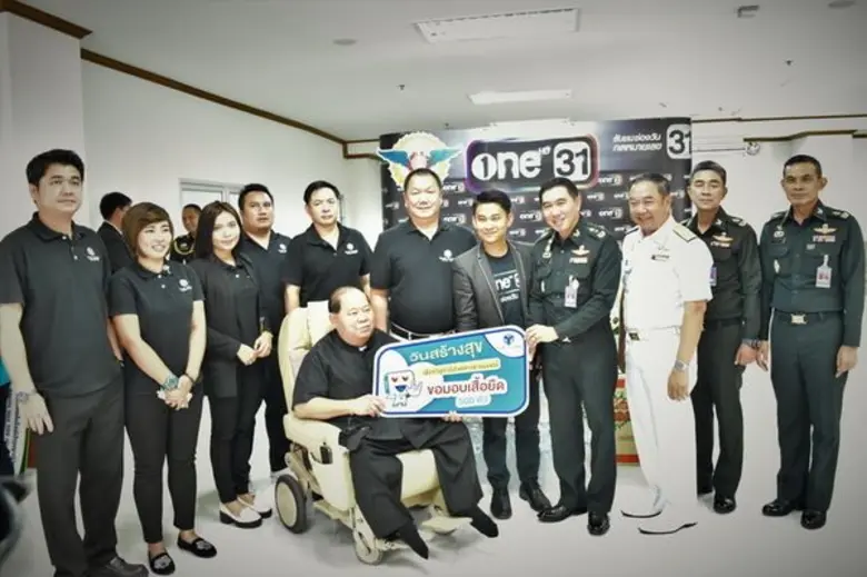 นายภูมินทร์ ปิยะวานิชย์ (ยืนที่ 6 จากซ้าย...