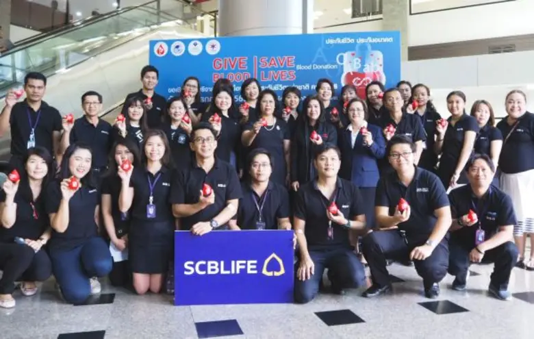 คุณวราวรรณ เวชชสัสถ์ (แถวกลาง ที่ 6 จากซ้...