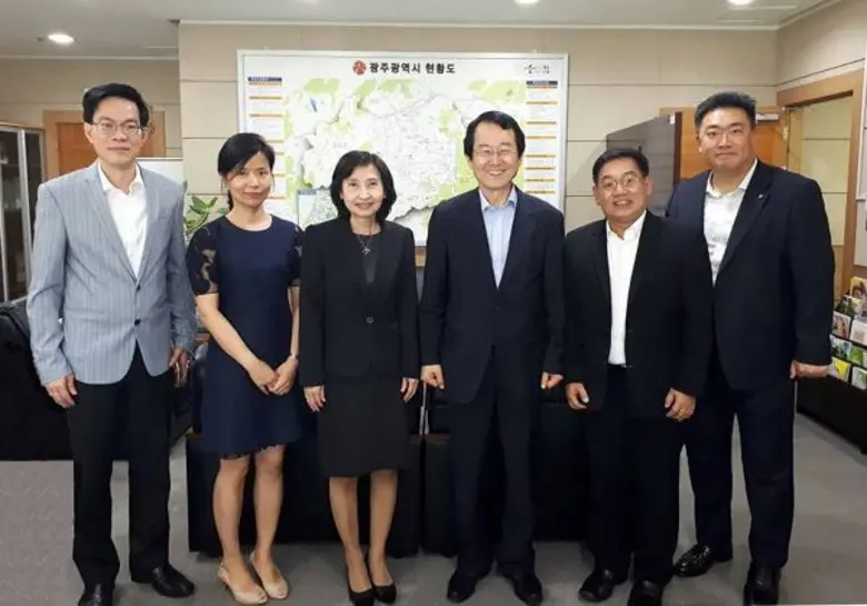 นางหิรัญญา สุจินัย เลขาธิการคณะกรรมการส่ง...