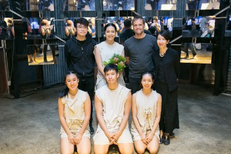 หลอดไฟ นวินดา ปัจฉิมสวัสดิ์ (ที่ 2 จากซ้า...