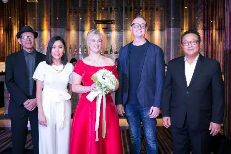 ธวัชชัย หอมจันทน์ (ที่1 จากขวา) กรรมการผู...