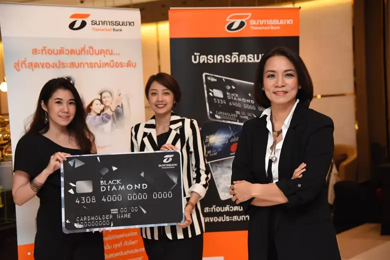 นางธีรนารถ พ่วงมหา (ขวา) ผู้อำนวยการอาวุโ...