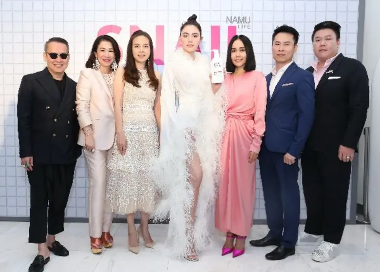 เสาวคนธ์ พรพัฒนารักษ์ (คนที่ 5 จากซ้าย) ร...