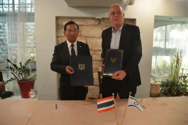 พลเอกฉัตรชัย สาริกัลยะ รัฐมนตรีว่าการกระท...