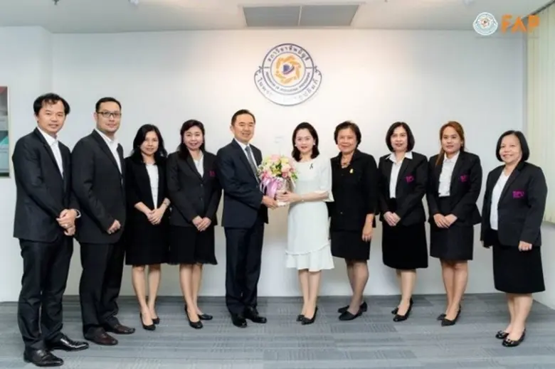 SPU : คณะบัญชี ม.ศรีปทุม มอบช่อดอกไม้แสดงความยินดี เนื่องในโอกาสเข้ารับตำแหน่ง นายกสภาวิชาชีพบัญชีในพระบรมราชูปถัมป์