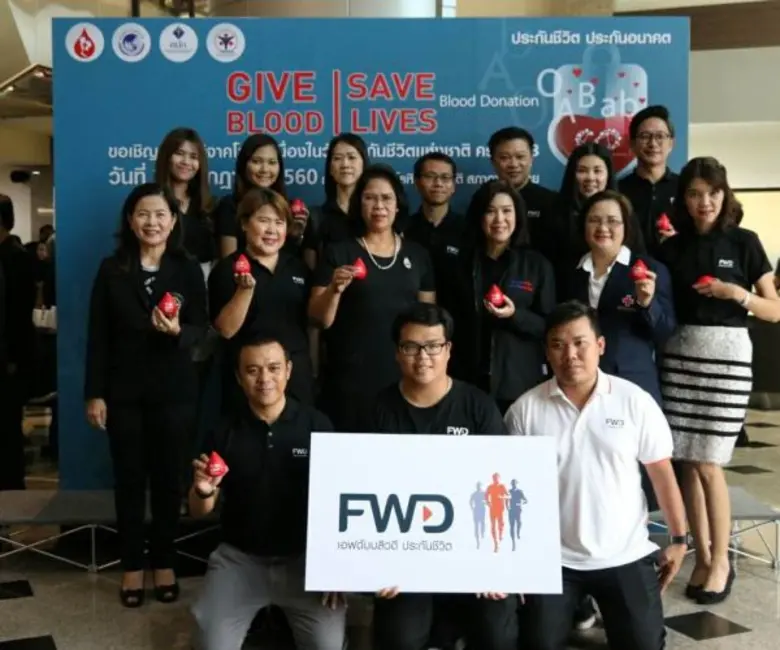 คุณศุลีพร ยงวิทิตสถิต (คนที่ 2 แถว 2 จากซ...