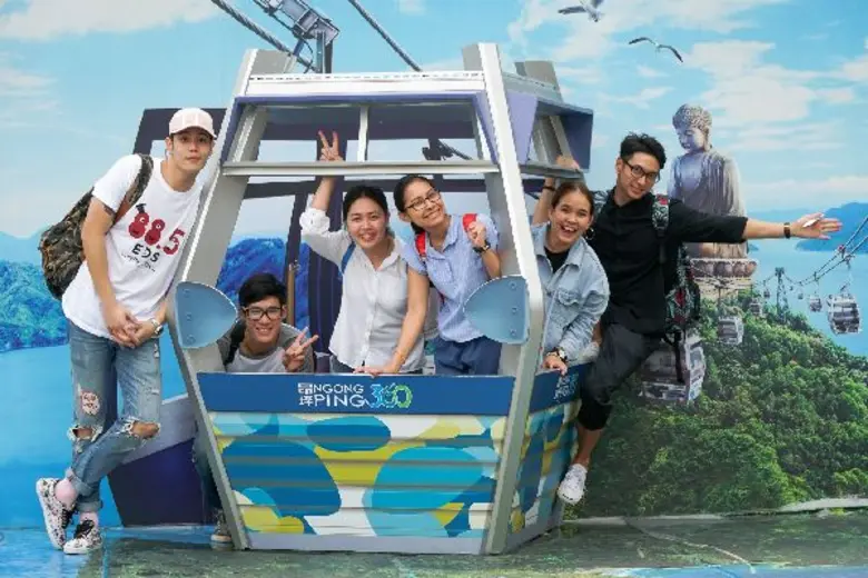 ชีวิตดี๊ดี.. เปิ้ล-หัทยา จัดหนักโบนัสคนฟังชาว 88.5 พาลัดฟ้าพลิกชะตา  พร้อมแทคทีมอ.เป็นหนึ่ง วงษ์ภูดร - ดีเจนะ – ดีเจอู๋-หนึ่ง จักรวาล กินดี อยู่ดี ดวงดี ที่ฮ่องกง..ใน E-D-S Bonus Eat Dream Shop in Hong Kong