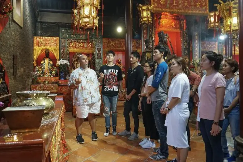 ชีวิตดี๊ดี.. เปิ้ล-หัทยา จัดหนักโบนัสคนฟังชาว 88.5 พาลัดฟ้าพลิกชะตา  พร้อมแทคทีมอ.เป็นหนึ่ง วงษ์ภูดร - ดีเจนะ – ดีเจอู๋-หนึ่ง จักรวาล กินดี อยู่ดี ดวงดี ที่ฮ่องกง..ใน E-D-S Bonus Eat Dream Shop in Hong Kong