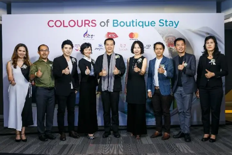 นางพิทยา วรปัญญาสกุล (กลางขวา) รองประธานเ...