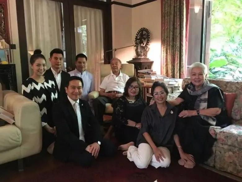 หม่อมเจ้าภีศเดช รัชนี (กลาง) เมตตารับเป็น...