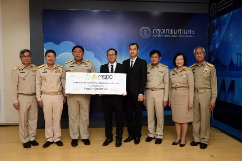 วิสิษฐ์ มาลัยศิริรัตน์ (ที่ 4 จากซ้าย) ปร...