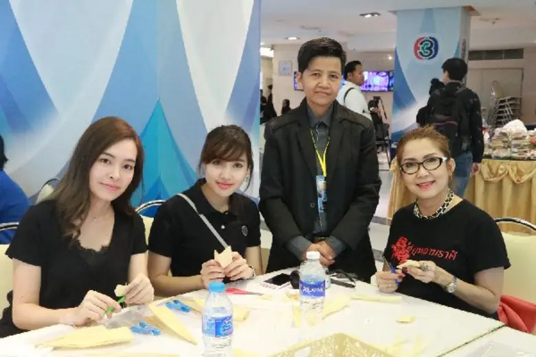 ผู้บริหาร – นักแสดงช่อง 3 – สาวงามเวทีมิสไทยแลนด์เวิลด์ – เหล่าดีเจ บีอีซี-เทโร เรดิโอ ร่วมประดิษฐ์ดอกไม้จันทน์ กิจกรรม “ช่อง 3 สื่อถึงใจ ทำดอกไม้จันทน์ด้วยใจ ถวายพ่อหลวง”