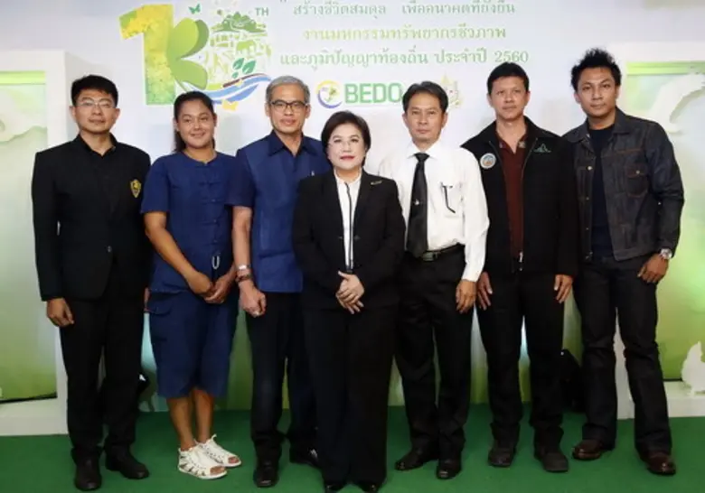 จุฬารัตน์ นิรัติศยกุล(กลาง) ผู้อำนวยการสำ...