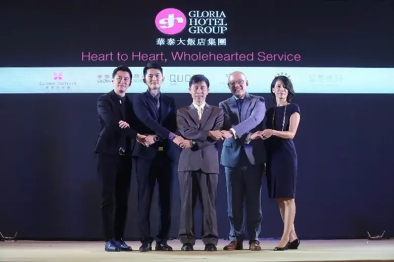 มร.จอห์น เฉิน (ที่ 4 จากซ้าย) ประธานเจ้าห...