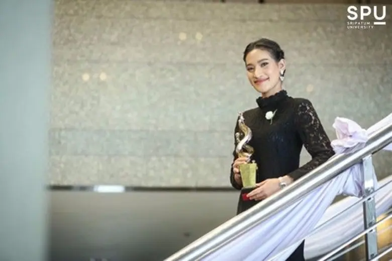 SPU: นศ.นิเทศฯ ม.ศรีปทุม “พริ้ม” จันทร์ทิพย์ แสงรังษี รับรางวัลยูงทอง สาขาเยาวชนต้นแบบ โครงการเทิดพระเกียรติ ร.๙ เทิดทูนเกียรติ”แม่ของแผ่นดิน” ประจำปี ๒๕๖๐