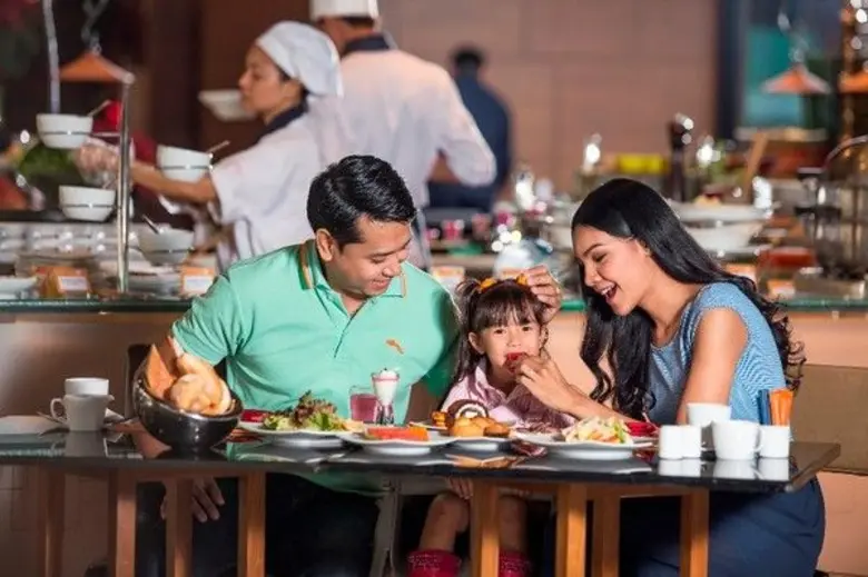 ควงแขนคุณแม่มาทานบุฟเฟ่ต์ มื้อกลางวันบรั้...