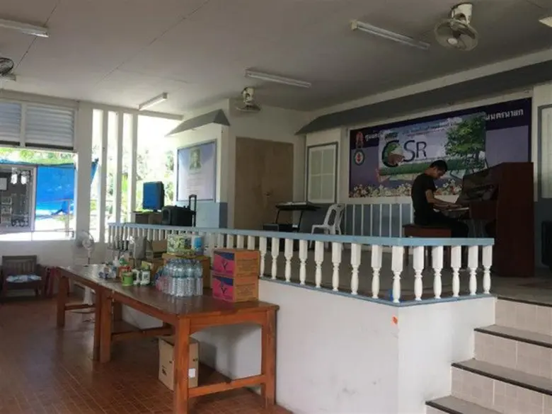 คุณสมชาย รังนกใต้และตัวแทนชาวอินเตอร์ กรุ...