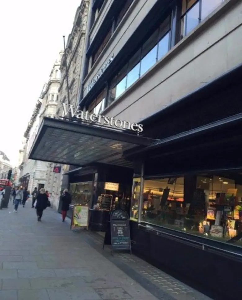 "WaterStones" เชนร้านหนังสือขนาดใหญ่ที่สุ...