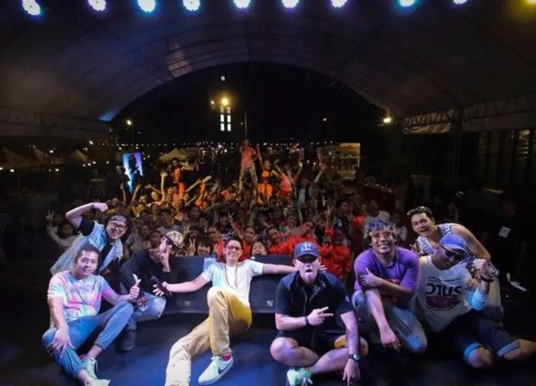 ซาร่ายกนิ้ว รัตนบัณฑิตเก่งจริง ฟาดแชมป์เต้นเรืองแสง คว้า 100,000บาท