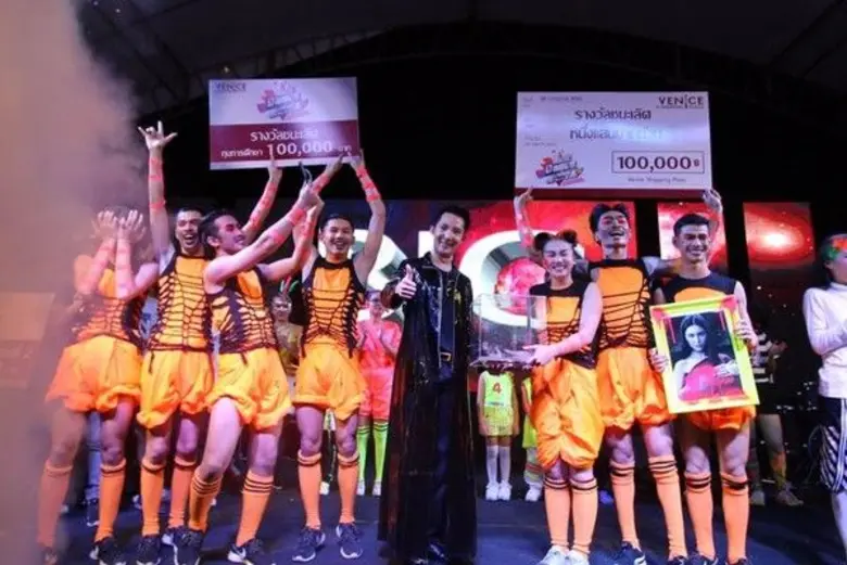 ซาร่ายกนิ้ว รัตนบัณฑิตเก่งจริง ฟาดแชมป์เต้นเรืองแสง คว้า 100,000บาท