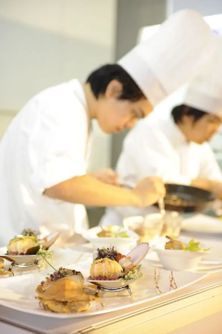 อาหารไทยฮิต ธุรกิจโรงแรม-ร้านอาหารโต ส่งผลเชฟไทยเนื้อหอม ล่าสุด สมาคมเชฟประเทศไทย ร่วม ยูบีเอ็ม บีอีเอส จัดการแข่งขัน Thailand's International Culinary Cup (TICC) 2017