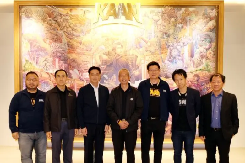 นายนพพร เทพสิทธา (กลาง) ประธานกรรมการบริห...