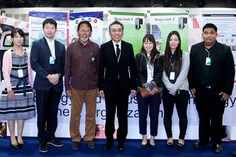 นายภานุวัฒน์ ตริยางกูรศรี (กลาง) รองอธิบด...