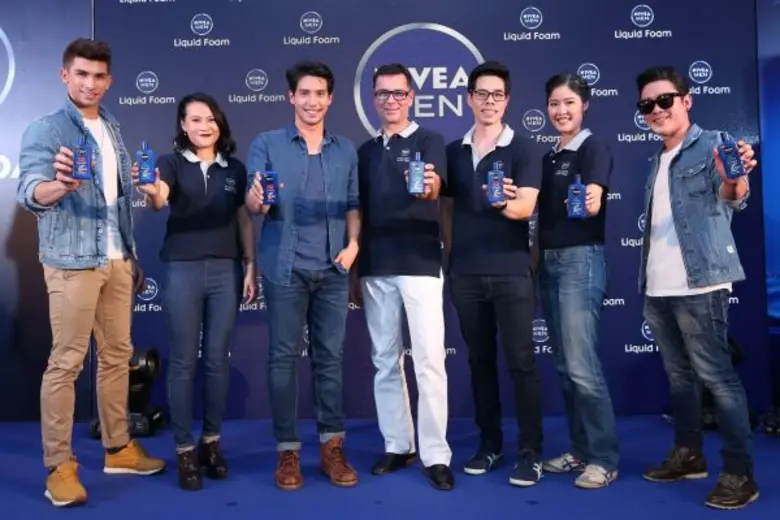 มร.ไค บอริส เบนดิกส์ (กลาง) กรรมการผู้จัด...