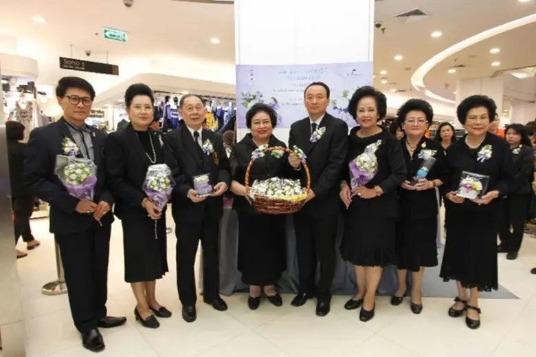 พลตรีหญิง คุณหญิงอัสนีย์ เสาวภาพ (ที่ 4 จ...