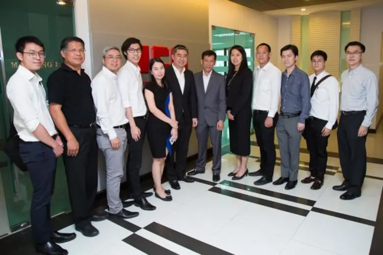 นายมนชัย มณีไพโรจน์ (ที่ 6 ขวา) ประธานเจ้...