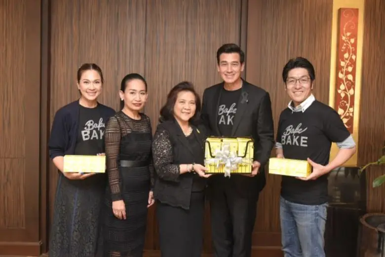 นางอุษณีย์ แสงสิงแก้ว (ที่ 3 จากซ้าย) รัก...