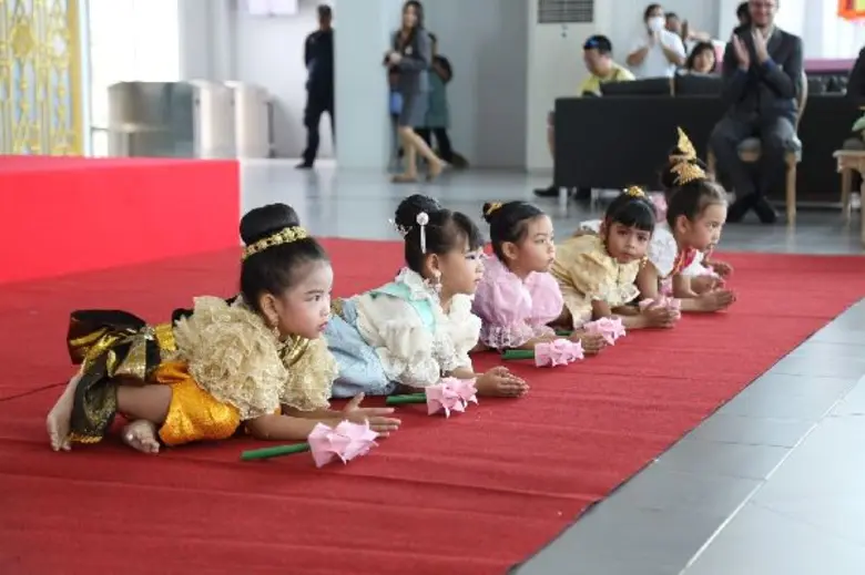 'สาธิตกรุงเทพธนฯ’ ทำพิธี ถวายพระพร ร.10 เฉลิมพระชนม์ 65 พรรษา
