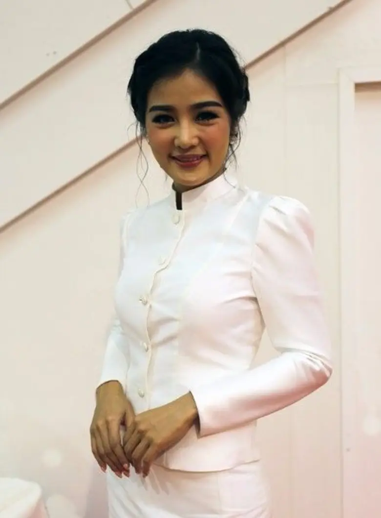 นักร้องลูกทุ่งสุดเซ็กซี่ "กระแต อาร์สยาม"...