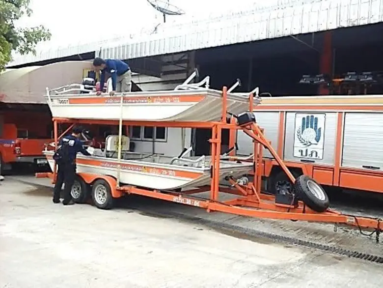 ปภ. โดย ศูนย์ ปภ.เขต 1 ปทุมธานี ร่วมสถานีจัดเก็บผักตบชวาในแม่น้ำเจ้าพระยา