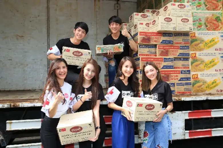 พี่ฉอด สายทิพย์ นำทีม ดีเจ-นักแสดง ส่งมอบข้าวสารอาหารแห้ง สิ่งของจำเป็น ช่วยผู้ประสบอุทกภัย