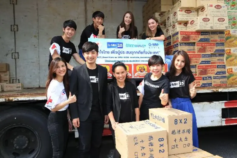 พี่ฉอด สายทิพย์ นำทีม ดีเจ-นักแสดง ส่งมอบข้าวสารอาหารแห้ง สิ่งของจำเป็น ช่วยผู้ประสบอุทกภัย