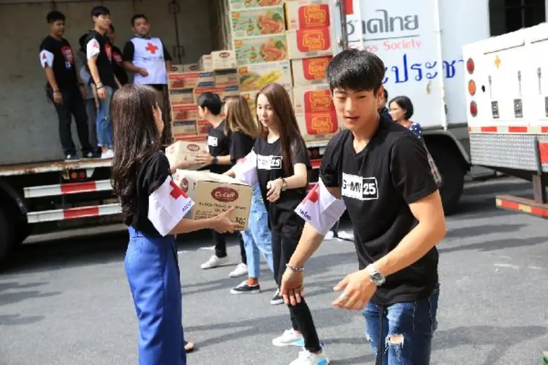 พี่ฉอด สายทิพย์ นำทีม ดีเจ-นักแสดง ส่งมอบข้าวสารอาหารแห้ง สิ่งของจำเป็น ช่วยผู้ประสบอุทกภัย