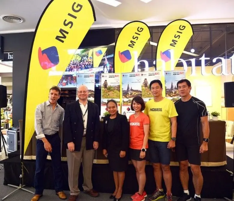 นายแมททิว กรอส (ที่ 2 จากซ้าย) ผู้จัดการใ...